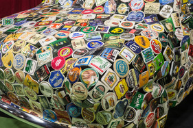 Ein Mini, komplett mit Bierdeckeln überzogen - eine Bieridee? - Rétromobile Paris 2018