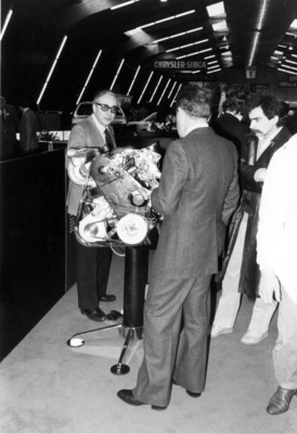 Ein Motor wird gemustert und regt zu lebhaften Diskussionen an - Genfer Automobilsalon 1979