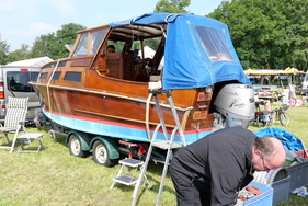 Ein Motorboot ist sogar für Bockhorner Verhältnisse ein seltener Anblick – Bockhorner Oldtimermarkt 2024 Ein Motorboot ist sogar für Bockhorner Verhältnisse ein seltener Anblick – Bockhorner Oldtimermarkt 2024