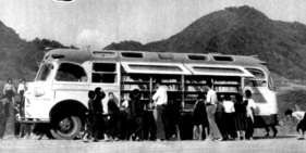 Ein Nissan Bus