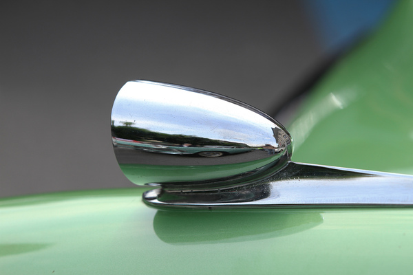 Ein Opel Rekord spiegelt sich im Blinker eines anderen Wagens - Oldtimer in Obwalden (O-iO) 2018