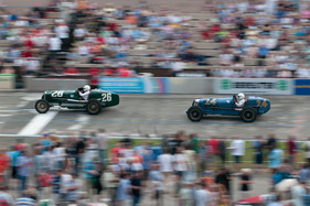 Ein Original-Indycar Graham Eight Lucenti Indianapolis (1932) hinter Buick Shafer 8 — Indianapolis in Oerlikon 2013