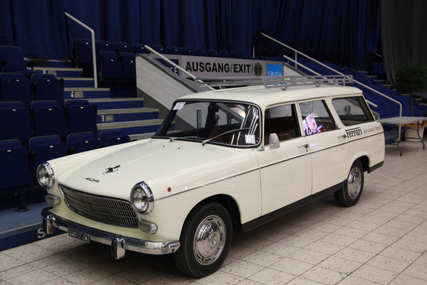 Ein Peugeot 404 als Ferrari-Teamtransporter bei Coys - gesehen an der Techno Classica 2016