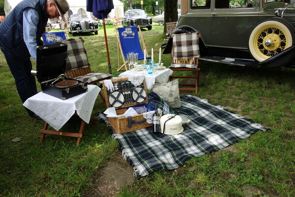 Ein Picknick-Diorama gehört seit den Tagen von Schloss Dyck zu den Classic Days – Classic Days Düsseldorf 2023