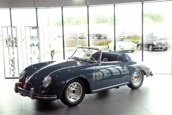 Ein Porsche 356 A Cabriolet drin, weitere 356-er draussen - Porsche-Center Schlieren Service & Classic Day 2015