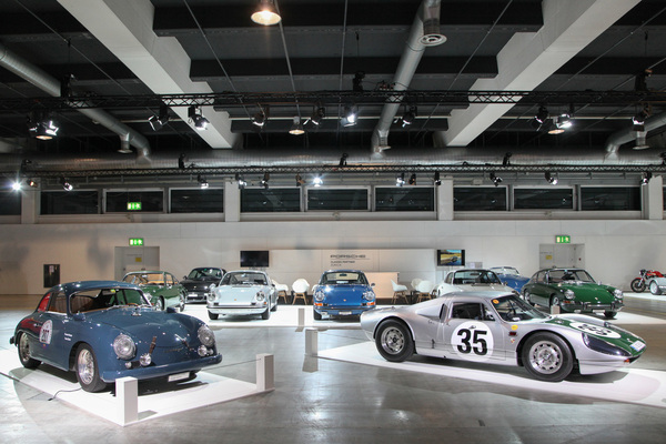 Ein Porsche 904/906 und ein früher 356 stehen im Vordergrund auf dem Stand der Porsche Classic Zürich - Auto Zürich 2021