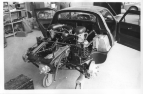 Ein Porsche 904 mit bereits montierter Antriebseinheit. Hier gut zu sehen ist die für die Serienproduktion abgeänderte Rahmenschlaufe um das Getriebe