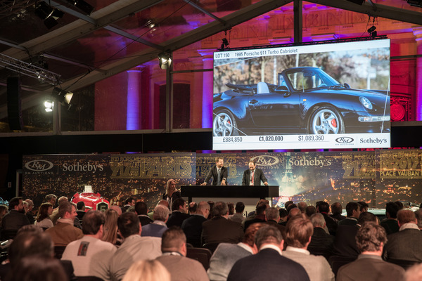 Bild: Ein Porsche 911 Turbo (993) Cabriolet wird hochgejubelt - Versteigerung von RM/Sotheby's in Paris 2017