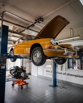 Ein Porsche 911 auf der Hebebühne, bereit für die Hochzeit mit seinem neu aufgebauten Motor – Sportec Classic
