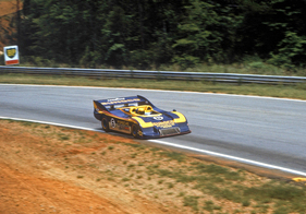 Ein Porsche 917/30 Spyder kurvt über die Rennstrecke