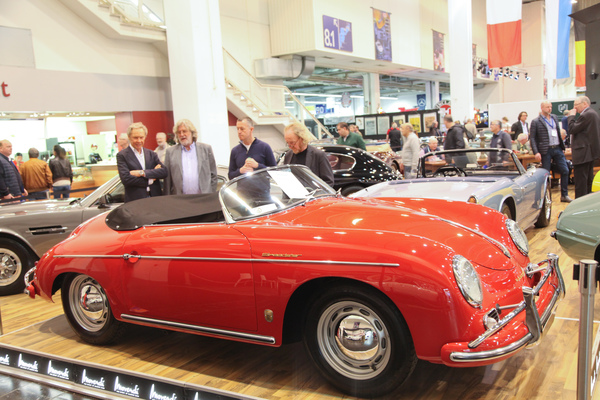 Ein Porsche Speedster wird vom fachkundigen Publikum inspiziert (Techno Classica 2017)