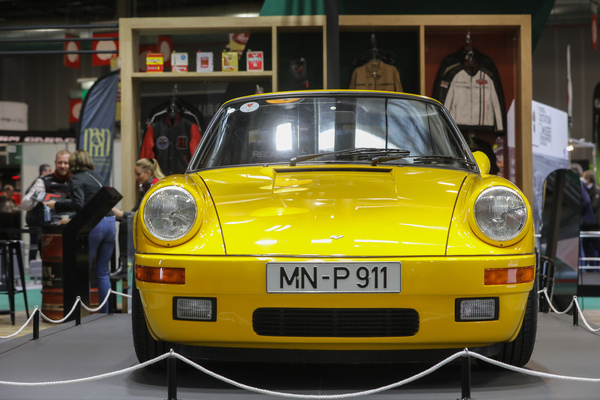 Ein Porsche von RUF als Anziehungspunkt - Rétromobile Paris 2024