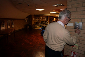 Ein Saal tut sich auf, eine Art Seminarraum