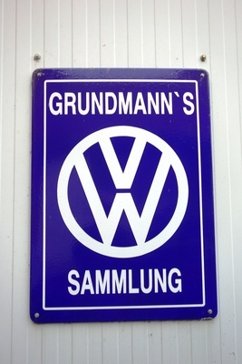 Ein Schild weist Besucher auf die Sammlung hin