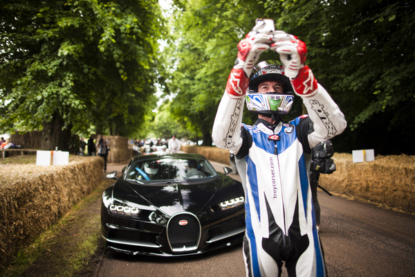 Ein Selfie vor dem neuen Bugatti Chiron - Goodwood Festival of Speed 2016