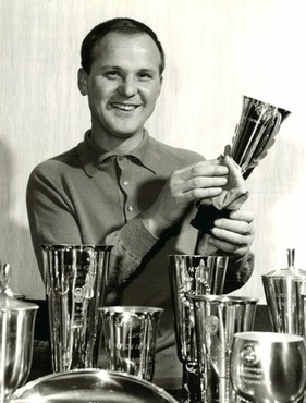 Bild Ein Siegertyp- Siegfried Spiess. Hier im Bild mit einer Reihe seiner errungenen Pokale
