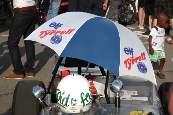 Ein Sonnenschirm hilft, die Temperaturen im Cockpit erträglich zu halten - Indianapolis Oerlikon am 26. Juli 2016