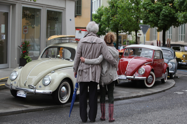 Ein Strassenzug fast wie damals, nur die Kleider der Betrachter verraten das Jahrzehnt - Oldtimer in Obwalden O-iO 2016