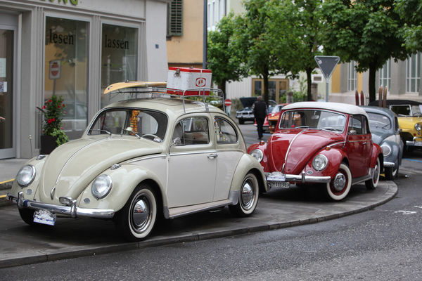 Ein Strassenzug fast wie damals - so sahen in den Sechzigerjahren viele Strassen aus - Oldtimer in Obwalden O-iO 2016