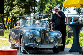 Bild Ein Sunbeam Alpine, wie ihn einst Grace Kelly im Film "Über den Dächern von Nizza" fuhr - 24 Tour du Pont 2015