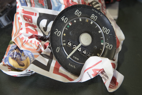 Ein Tachometer - auch er wird dereinst wieder in einer Ponton-Limousine fahren - Einblicke in die Arbeit der Ponton-Manufaktur