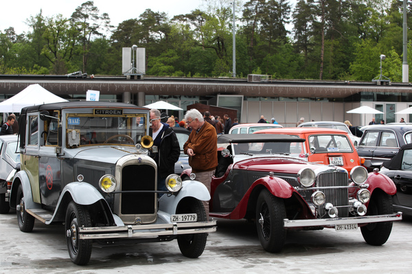 Bild: Ein Taxi von Citroën, ein Alvis mit besonders eleganter Karosserie daneben - Dolder Classics vom 15. Mai 2016