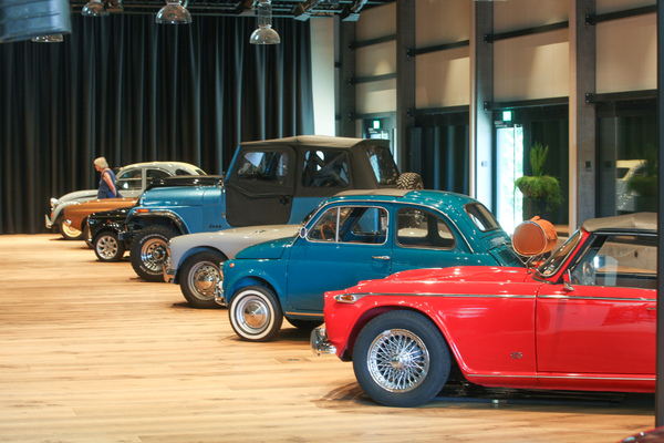 Ein Teil der Mietwagenflotte im Event-Raum - Autohalle Sunday Classics Juni 2022