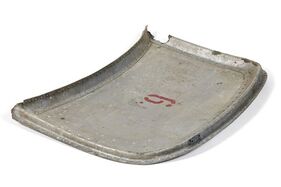 Ein Teil mit bewgter Vergangenheit - Beifahrersitzabdeckung von Leveghs Mercedes-Benz 300 SLR, mit dem er 1955 in Le Mans verunfallte - Artcurial Le Mans Classic Versteigerung am 30. Juni 2023