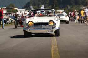 Ein Triumph TR 4 auf dem Weg zum Parkplatz - British Car Meeting 2015 in Mollis