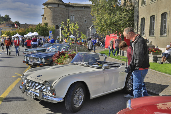 Ein Triumph TR4 wird bewundert - 29. Swiss Classic British Car Meeting Morges 2021
