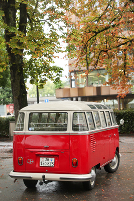 Ein VW Bus T1 Samba mischte sich unter das Teilnehmerfeld - am Zurich Classic Car Award 2015