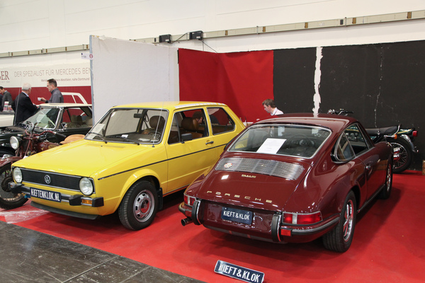 Ein VW Golf I neben einem Porsche 911 - ungewöhnlich - Techno Classica Essen 2018