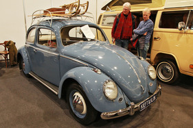 Ein VW Käfer wie früher - mit Dachträger und Schlitten (Bremen Classic Motorshow 2018)