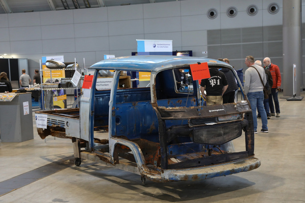Ein VW T2 Doppelkabine wartet auf seine Restaurierung - 24. Retro Classics Stuttgart 2025