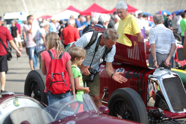 Ein Vater erklärt seinen Kindern die Technik alter Autos - Indianapolis Oerlikon am 26. Juli 2016