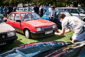 Ein Vauxhall Cavalier stösst auf Interesse am Hagerty Festival of the Unexceptional