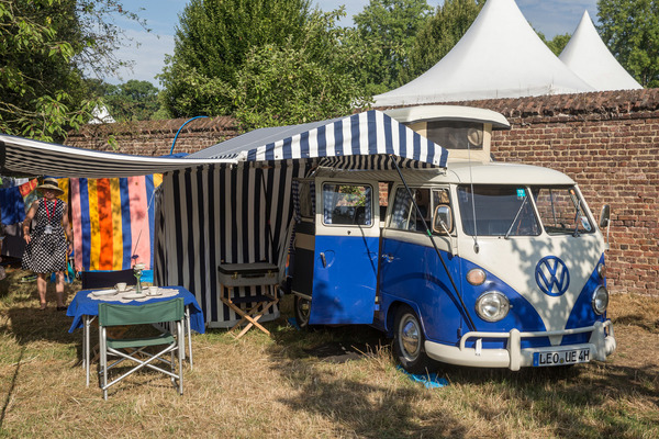 Ein Volkswagen-Campingbus der Baureihe T1 - Classic Days Schloss Dyck 2019