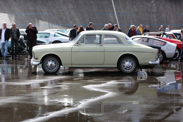 Ein Volvo Amazon auf dem nassen Asphalt - Dolder Classics Mai 2017