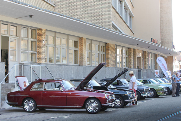 Image: A Volvo and an Aston Martin have smuggled themselves in among the hybrid sports cars - V8/I6 hybrid meeting at Motorworld Kemptthal 2021