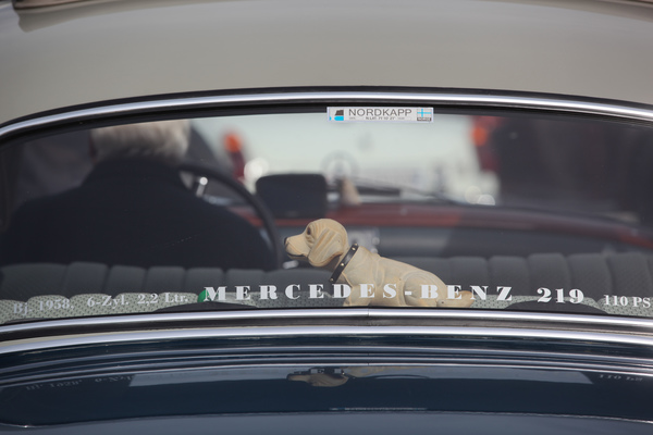 Ein Wackel-Dackel darf auch im Mercedes-Benz 219 nicht fehlen - 25. Oldtimer Grandprix Safenwil am 3. September 2016