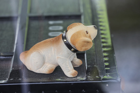 Ein Waldi im Auto generiert eine freundliche Atmosphäre - Albisgütli Classic Cars & Bikes April 2023 Ein Waldi im Auto generiert eine freundliche Atmosphäre - Albisgütli Classic Cars & Bikes April 2023