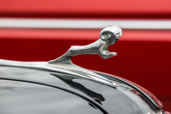 Ein Widder als Kühlerfigur – Retro Saisonauftakt 2025