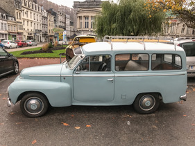 Ein adretter Kombi steht bereit, um die Einkäufe zu verpacken - Oldtimerbörse Spa 2016 Ein adretter Kombi steht bereit, um die Einkäufe zu verpacken - Oldtimerbörse Spa 2016
