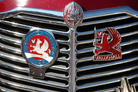 Ein älterer Vauxhall mit allerlei Zeichen auf dem Kühlergrill - British Car Meeting 2015 in Mollis