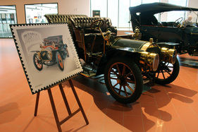 Ein alter Martini und die ihm gewidmete Briefmarke - Lancierung der vier Schweizer Briefmarken im Emil Frey Classic Center Ein alter Martini und die ihm gewidmete Briefmarke - Lancierung der vier Schweizer Briefmarken im Emil Frey Classic Center