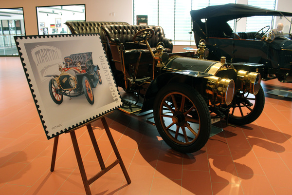Bild Ein alter Martini und die ihm gewidmete Briefmarke - Lancierung der vier Schweizer Briefmarken im Emil Frey Classic Center