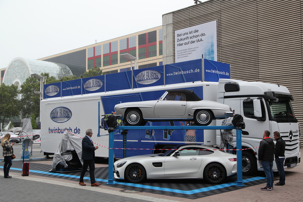 Ein alter und ein neuer Mercedes-Benz als Demonstrationsmuster - IAA Frankfurt 2019