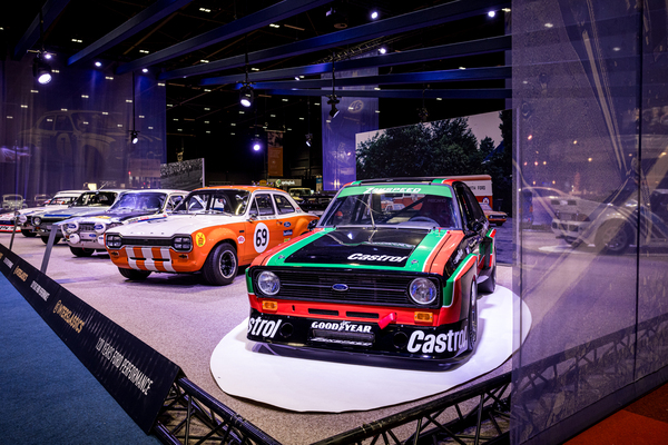 Bild: Ein beeindruckende Phalanx von für den Renneinsatz vorbereiteten Ford Escort – Classic Car Show Maastricht 2024