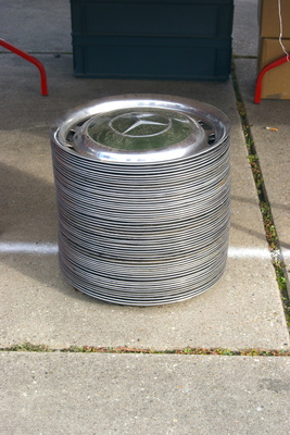 Ein bemerkenswerter Stapel 14-Zoll-Raddeckel für Mercedes-Benz. Natürlich ist genau die Farbe, die man sucht, ganz unten – Veterama Mannheim 2022