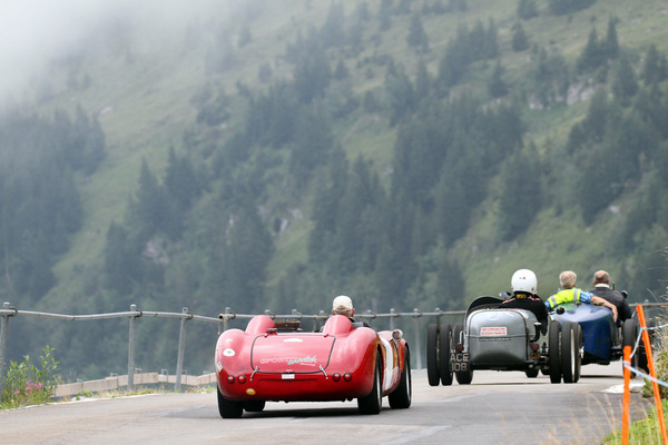 Bild Ein bunt gemischtes Feld mit Vor- und Nachkriegsfahrzeugen - hier bei der Rückführung ins Tal - Memorial 100 Jahre Klausenrennen am 6. August 2022